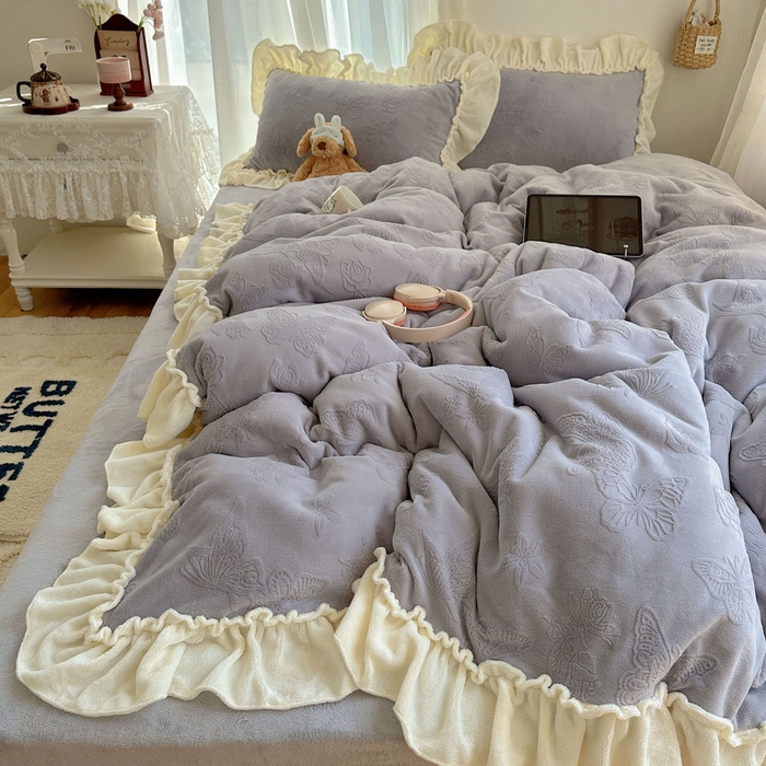 91家纺网 家纺一手货源 找家纺 六巷胡同 2025新款韩版花蝶仙踪A类全消光牛奶绒花边四件套 花蝶仙踪-桔梗紫