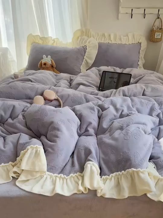 91家纺网 家纺一手货源 找家纺 六巷胡同 2025新款韩版花蝶仙踪A类全消光牛奶绒花边四件套 花蝶仙踪-桔梗紫