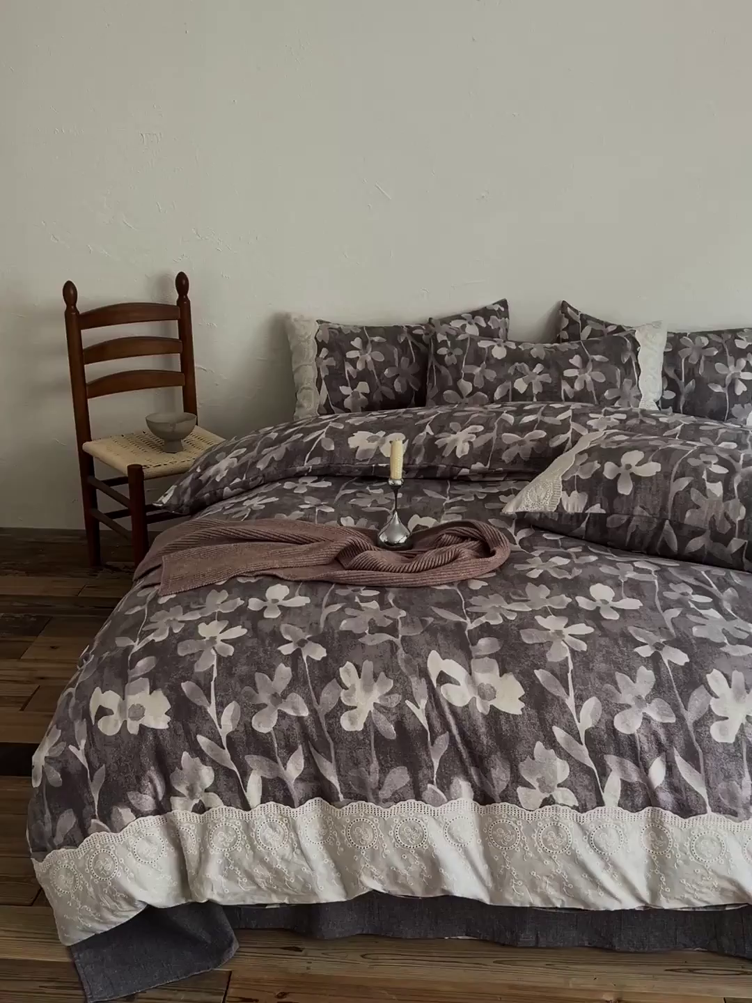 91家纺网 家纺一手货源 找家纺 梵克保罗 2025新款亚麻复古花边系列四件套 花影灰