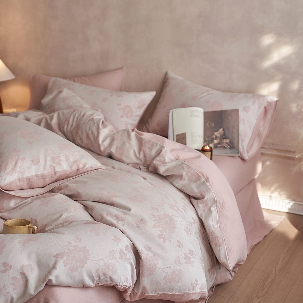 91家纺网 家纺一手货源 找家纺 梵克保罗 2025秋冬新款全棉水洗色织大提花四件套 花意间-暗粉