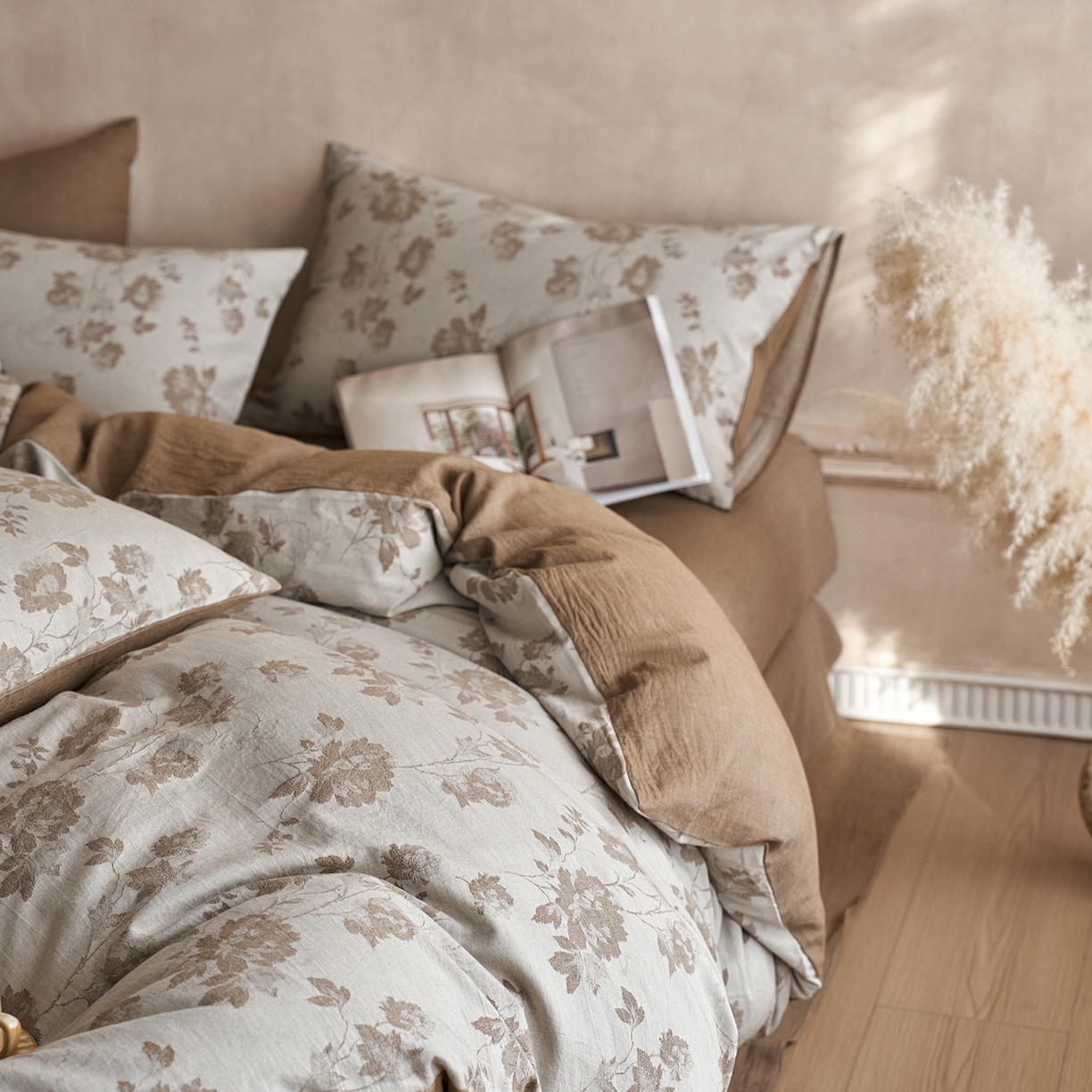 91家纺网 家纺一手货源 找家纺 梵克保罗 2025秋冬新款全棉水洗色织大提花四件套 花意间-茶咖