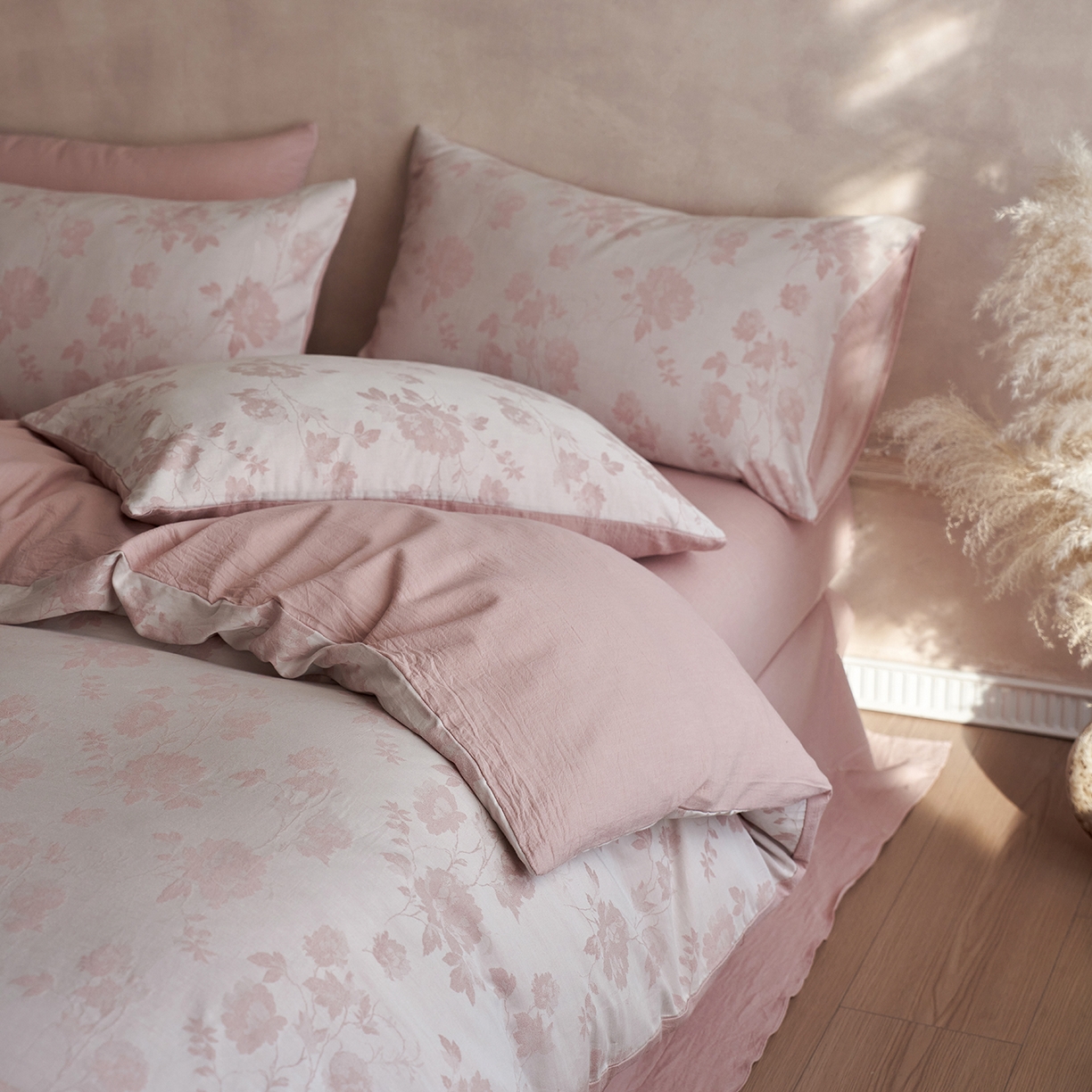 91家纺网 家纺一手货源 找家纺 梵克保罗 2025秋冬新款全棉水洗色织大提花四件套 花意间-暗粉