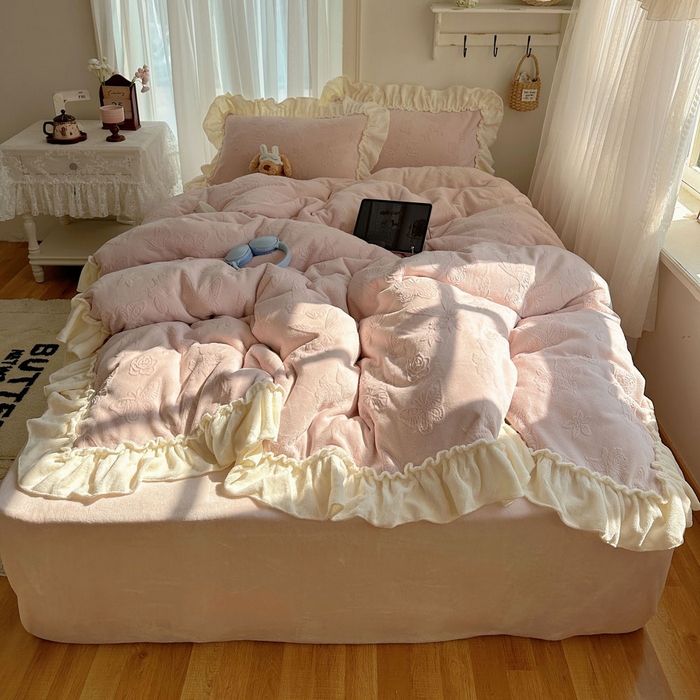 91家纺网 家纺一手货源 找家纺 六巷胡同 2025新款韩版花蝶仙踪A类全消光牛奶绒花边四件套 花蝶仙踪-蔷薇粉