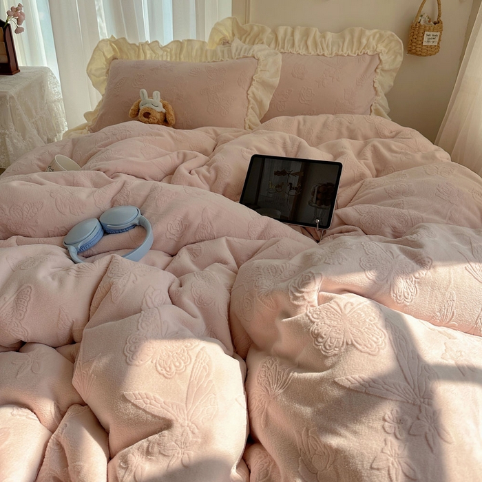 91家纺网 家纺一手货源 找家纺 六巷胡同 2025新款韩版花蝶仙踪A类全消光牛奶绒花边四件套 花蝶仙踪-蔷薇粉