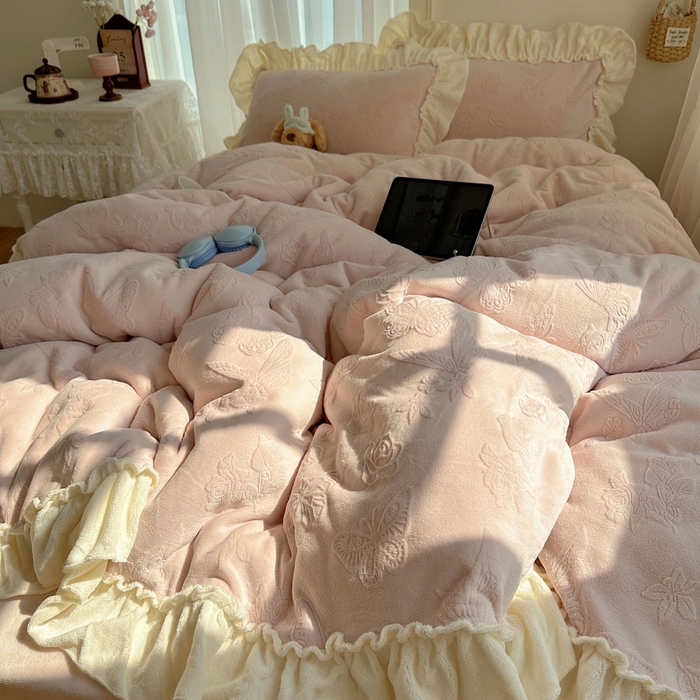 91家纺网 家纺一手货源 找家纺 六巷胡同 2025新款韩版花蝶仙踪A类全消光牛奶绒花边四件套 花蝶仙踪-蔷薇粉