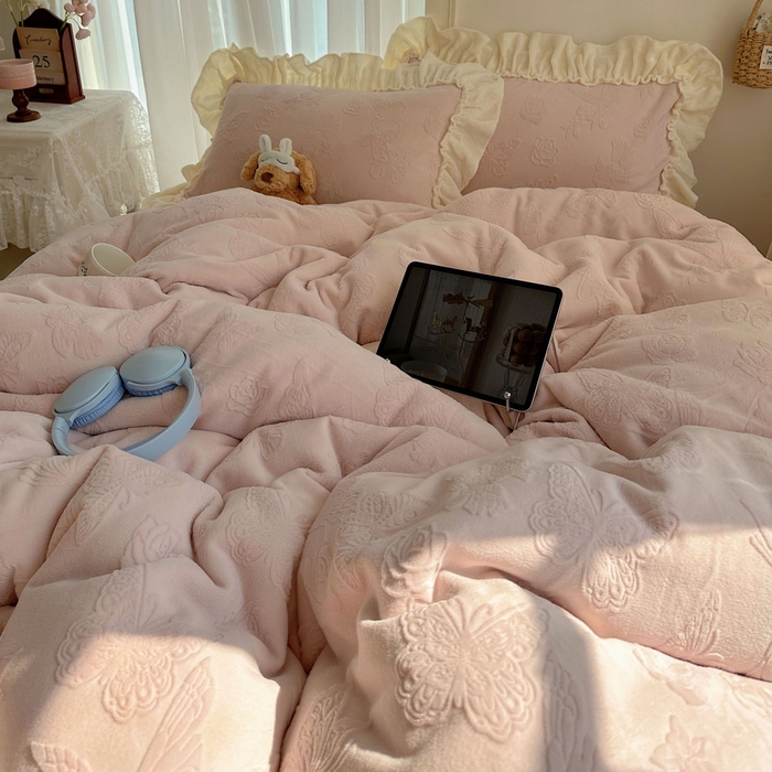 91家纺网 家纺一手货源 找家纺 六巷胡同 2025新款韩版花蝶仙踪A类全消光牛奶绒花边四件套 花蝶仙踪-蔷薇粉