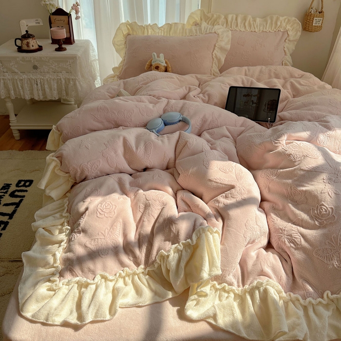 91家纺网 家纺一手货源 找家纺 六巷胡同 2025新款韩版花蝶仙踪A类全消光牛奶绒花边四件套 花蝶仙踪-蔷薇粉