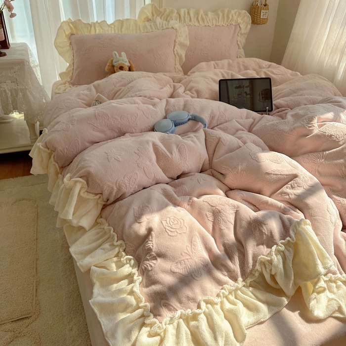 91家纺网 家纺一手货源 找家纺 六巷胡同 2025新款韩版花蝶仙踪A类全消光牛奶绒花边四件套 花蝶仙踪-蔷薇粉