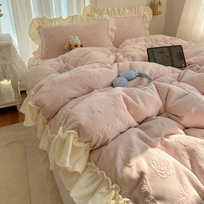 91家纺网 家纺一手货源 找家纺 六巷胡同 2025新款韩版花蝶仙踪A类全消光牛奶绒花边四件套 花蝶仙踪-蔷薇粉