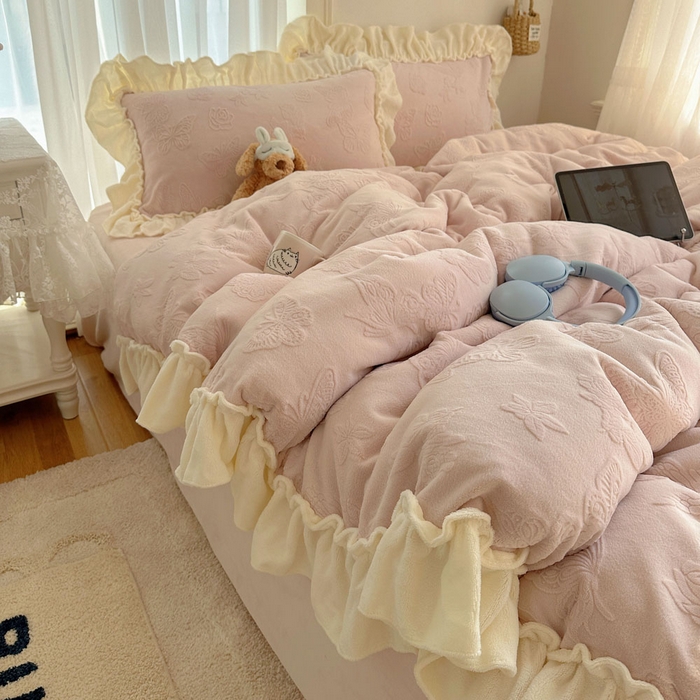 91家纺网 家纺一手货源 找家纺 六巷胡同 2025新款韩版花蝶仙踪A类全消光牛奶绒花边四件套 花蝶仙踪-蔷薇粉