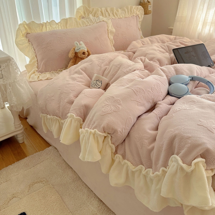 91家纺网 家纺一手货源 找家纺 六巷胡同 2025新款韩版花蝶仙踪A类全消光牛奶绒花边四件套 花蝶仙踪-蔷薇粉