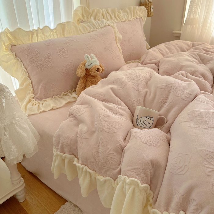 91家纺网 家纺一手货源 找家纺 六巷胡同 2025新款韩版花蝶仙踪A类全消光牛奶绒花边四件套 花蝶仙踪-蔷薇粉