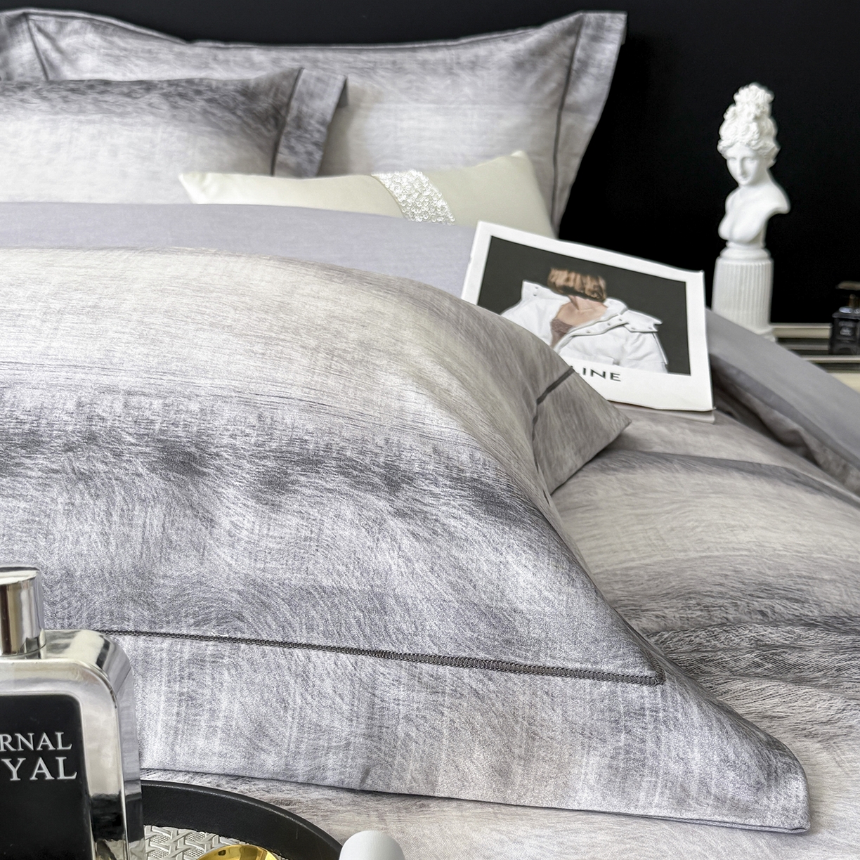 91家纺网 家纺一手货源 找家纺 梵克保罗 2025秋冬新款数码印花全棉磨毛单被套三件套四件套系列 苏菲庄园-灰