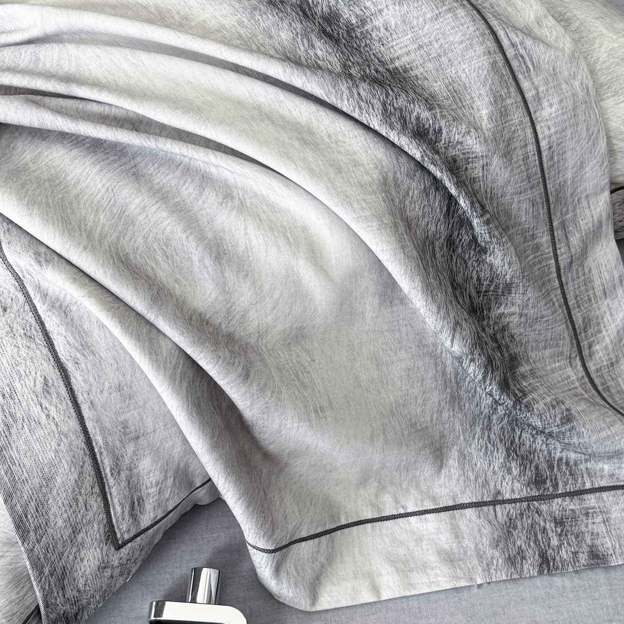 91家纺网 家纺一手货源 找家纺 梵克保罗 2025秋冬新款数码印花全棉磨毛单被套三件套四件套系列 苏菲庄园-灰