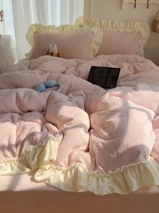 91家纺网 家纺一手货源 找家纺 六巷胡同 2025新款韩版花蝶仙踪A类全消光牛奶绒花边四件套 花蝶仙踪-蔷薇粉