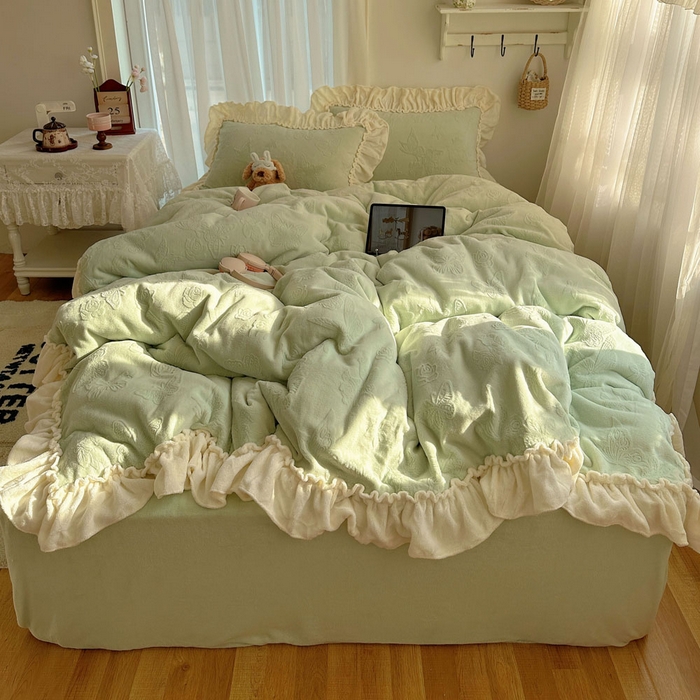 91家纺网 家纺一手货源 找家纺 六巷胡同 2025新款韩版花蝶仙踪A类全消光牛奶绒花边四件套 花蝶仙踪-青提绿