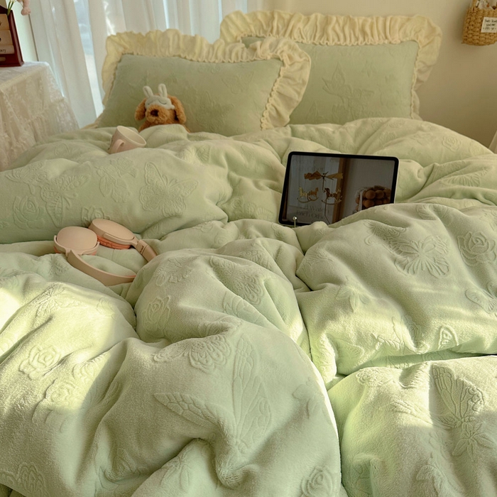 91家纺网 家纺一手货源 找家纺 六巷胡同 2025新款韩版花蝶仙踪A类全消光牛奶绒花边四件套 花蝶仙踪-青提绿