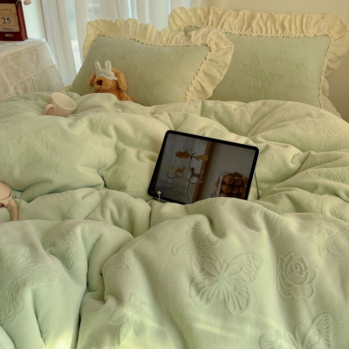 91家纺网 家纺一手货源 找家纺 六巷胡同 2025新款韩版花蝶仙踪A类全消光牛奶绒花边四件套 花蝶仙踪-青提绿