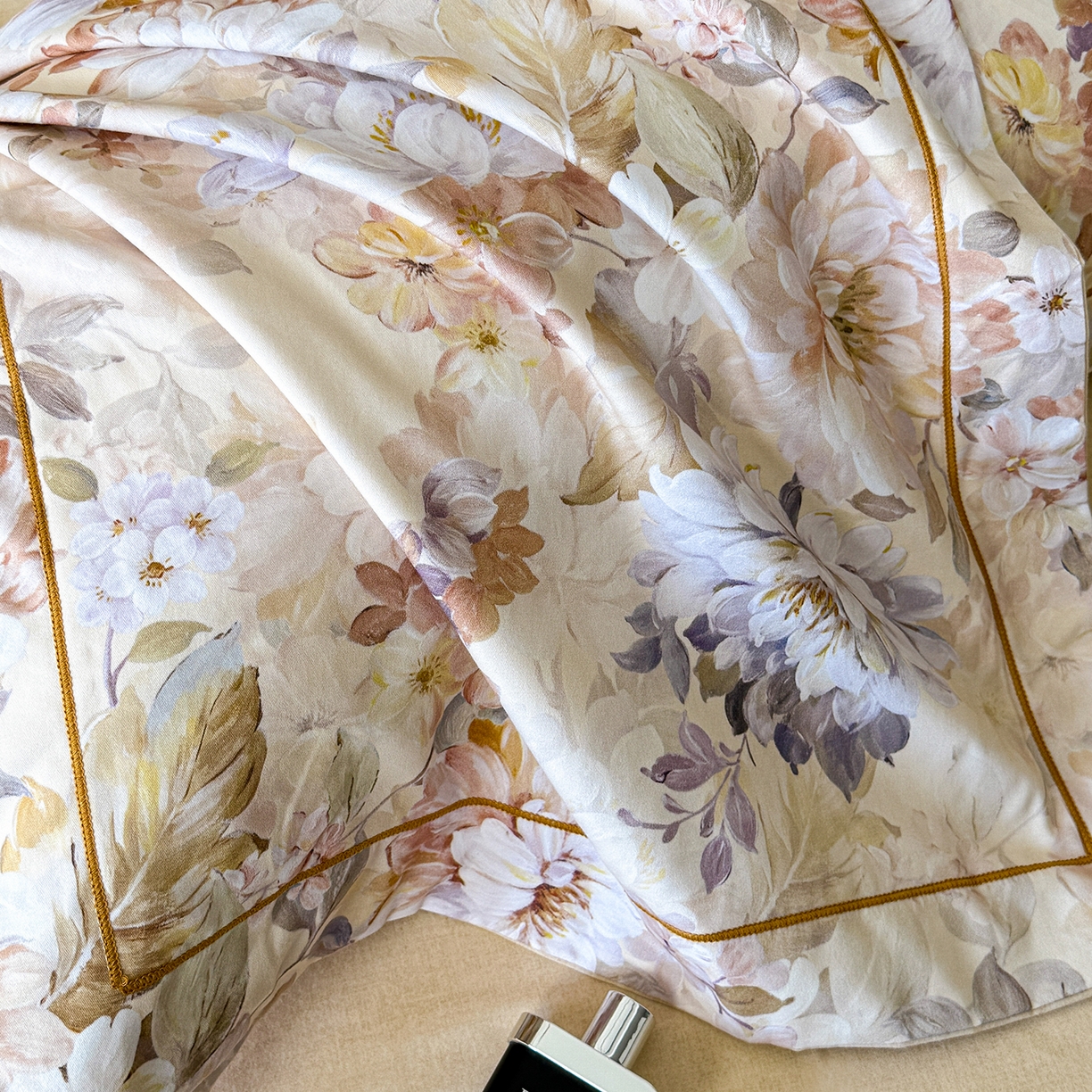 91家纺网 家纺一手货源 找家纺 梵克保罗 2025秋冬新款数码印花全棉磨毛单被套三件套四件套系列 曲艺芳华