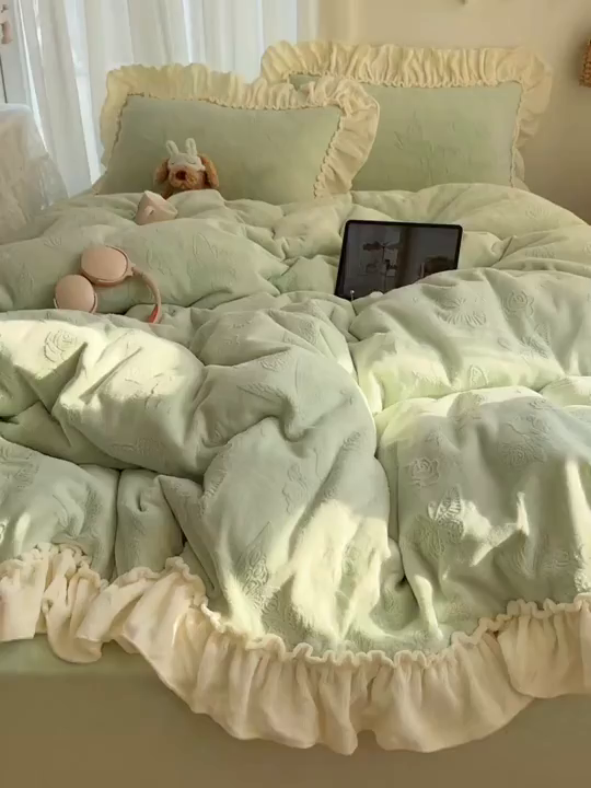 91家纺网 家纺一手货源 找家纺 六巷胡同 2025新款韩版花蝶仙踪A类全消光牛奶绒花边四件套 花蝶仙踪-青提绿