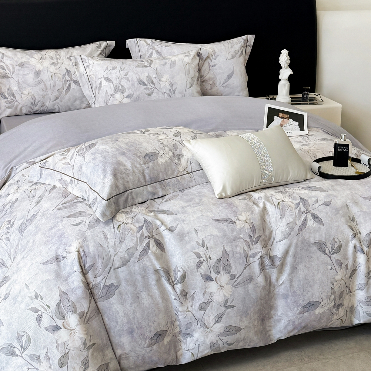 91家纺网 家纺一手货源 找家纺 梵克保罗 2025秋冬新款数码印花全棉磨毛单被套三件套四件套系列 琼枝-灰