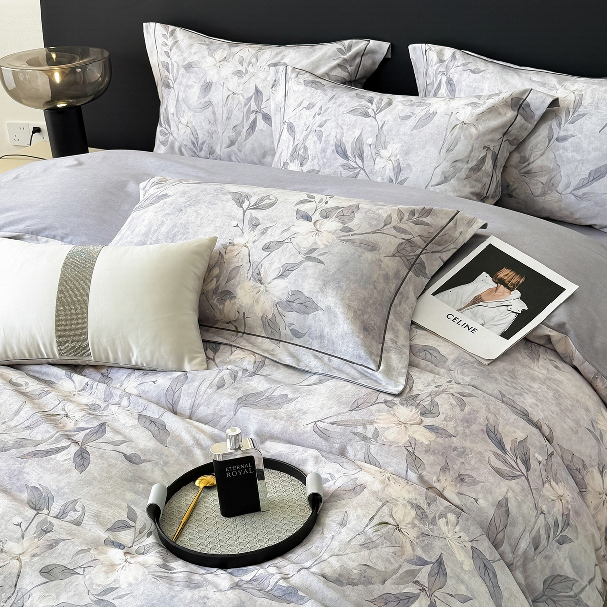 91家纺网 家纺一手货源 找家纺 梵克保罗 2025秋冬新款数码印花全棉磨毛单被套三件套四件套系列 琼枝-灰