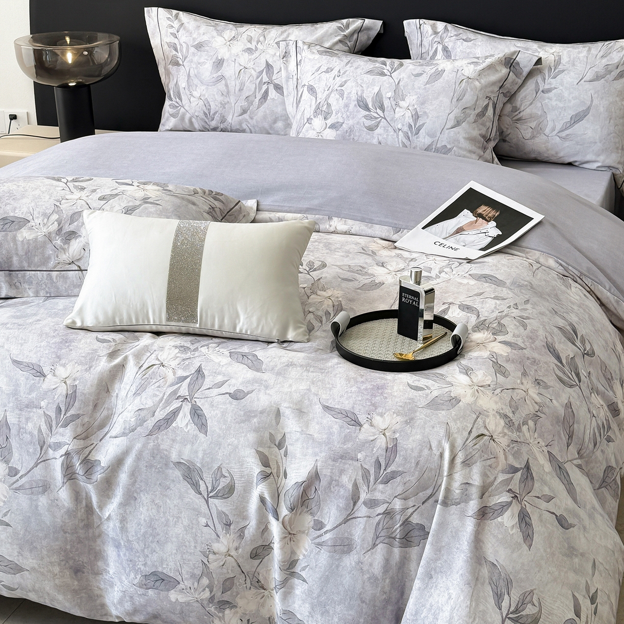 91家纺网 家纺一手货源 找家纺 梵克保罗 2025秋冬新款数码印花全棉磨毛单被套三件套四件套系列 琼枝-灰