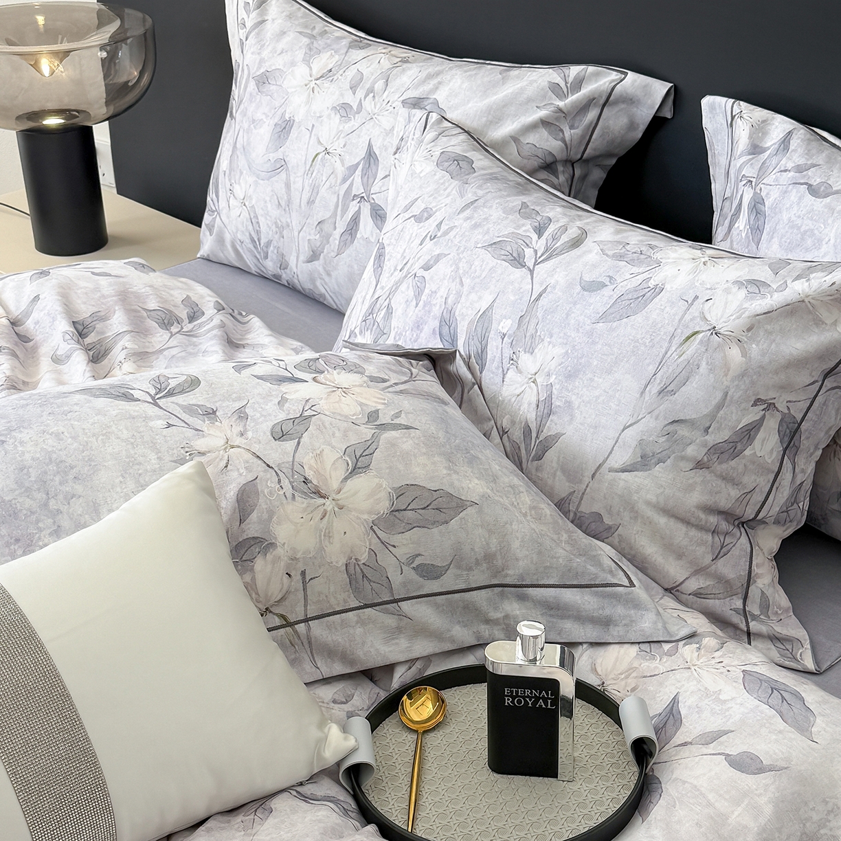 91家纺网 家纺一手货源 找家纺 梵克保罗 2025秋冬新款数码印花全棉磨毛单被套三件套四件套系列 琼枝-灰