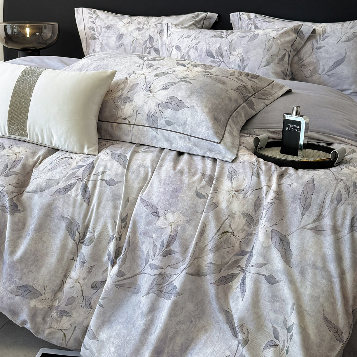 91家纺网 家纺一手货源 找家纺 梵克保罗 2025秋冬新款数码印花全棉磨毛单被套三件套四件套系列 琼枝-灰