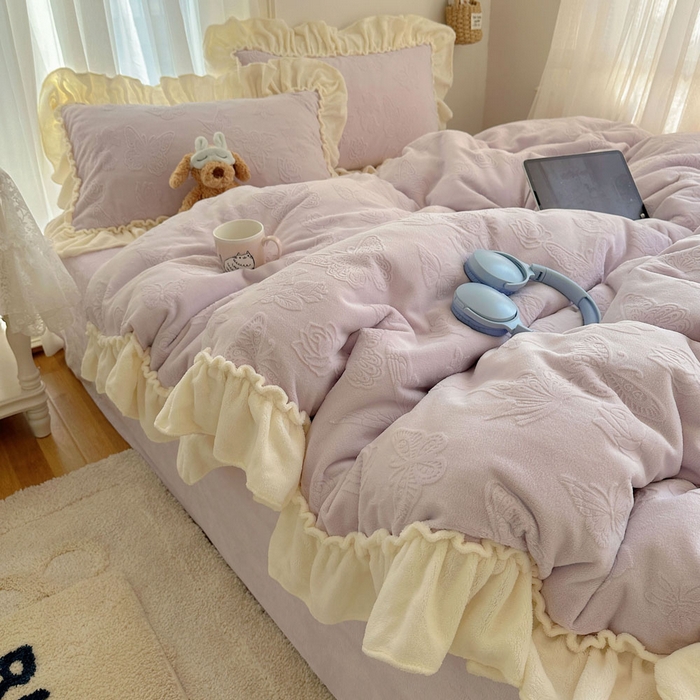 91家纺网 家纺一手货源 找家纺 六巷胡同 2025新款韩版花蝶仙踪A类全消光牛奶绒花边四件套 花蝶仙踪-少女紫