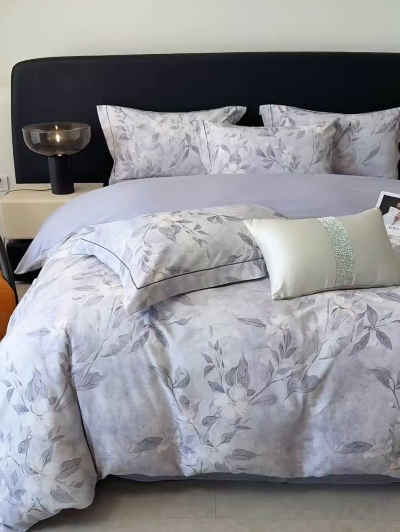 91家纺网 家纺一手货源 找家纺 梵克保罗 2025秋冬新款数码印花全棉磨毛单被套三件套四件套系列 琼枝-灰