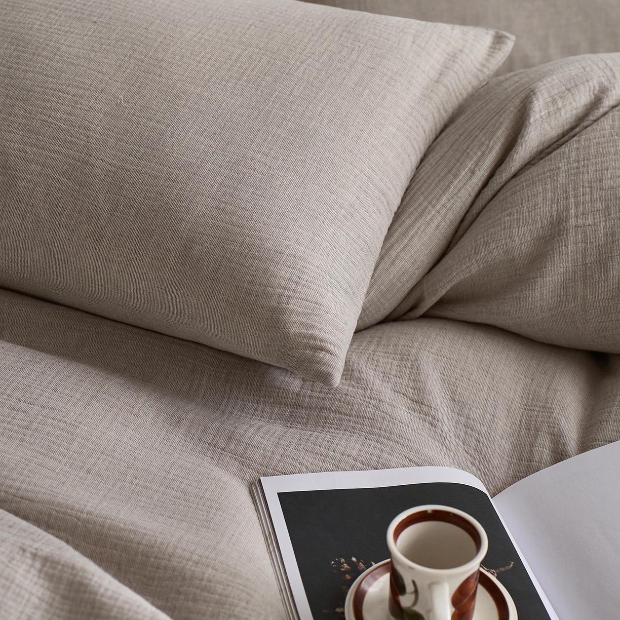 91家纺网 家纺一手货源 找家纺 梵克保罗 2025秋冬新品日系风素色全棉亚麻双层棉麻三件套四件套系列 时空灰