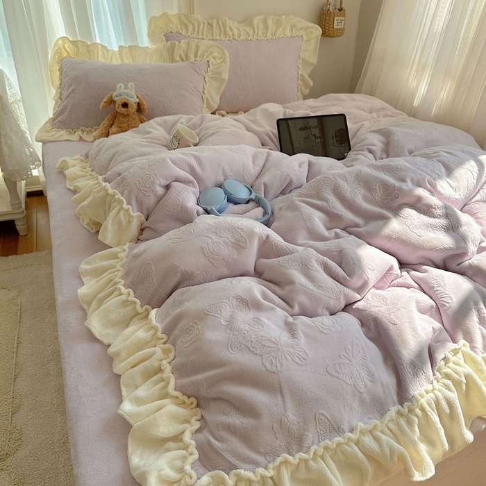 91家纺网 家纺一手货源 找家纺 六巷胡同 2025新款韩版花蝶仙踪A类全消光牛奶绒花边四件套 花蝶仙踪-少女紫