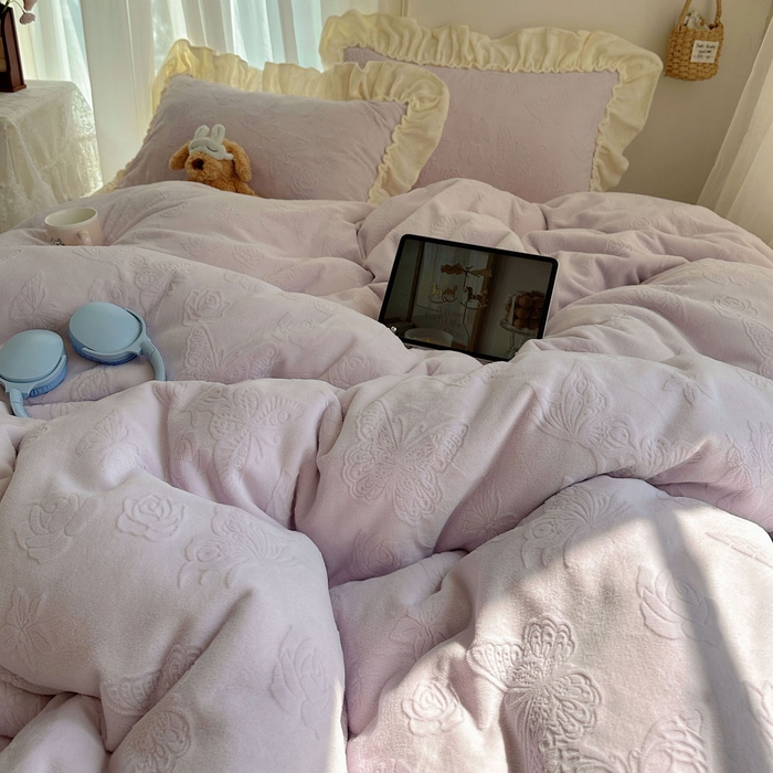 91家纺网 家纺一手货源 找家纺 六巷胡同 2025新款韩版花蝶仙踪A类全消光牛奶绒花边四件套 花蝶仙踪-少女紫