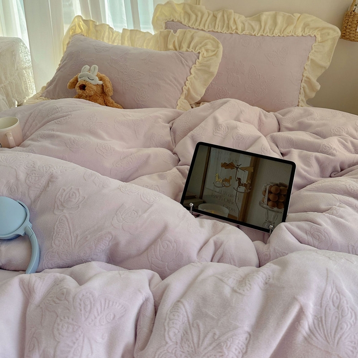 91家纺网 家纺一手货源 找家纺 六巷胡同 2025新款韩版花蝶仙踪A类全消光牛奶绒花边四件套 花蝶仙踪-少女紫