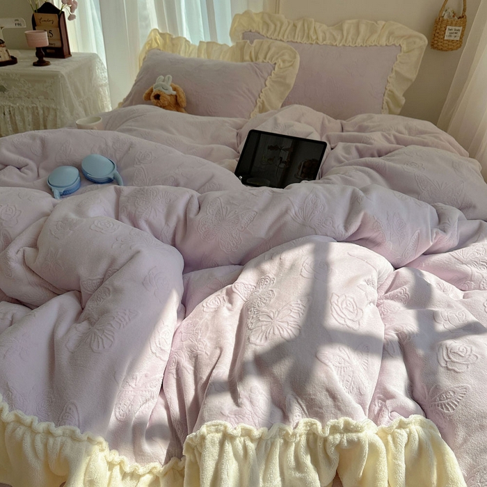 91家纺网 家纺一手货源 找家纺 六巷胡同 2025新款韩版花蝶仙踪A类全消光牛奶绒花边四件套 花蝶仙踪-少女紫