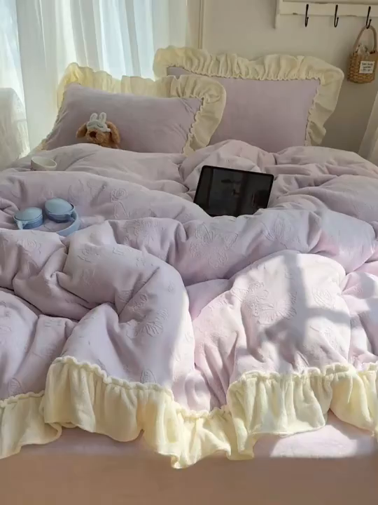 91家纺网 家纺一手货源 找家纺 六巷胡同 2025新款韩版花蝶仙踪A类全消光牛奶绒花边四件套 花蝶仙踪-少女紫