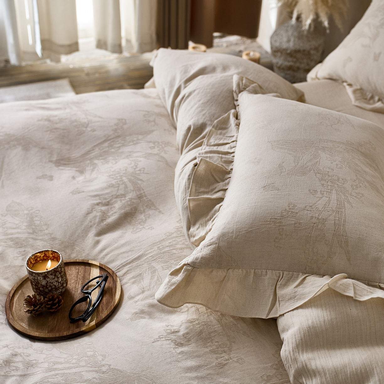 91家纺网 家纺一手货源 找家纺 梵克保罗 2025秋冬新品全棉亚麻提花法式花边款棉麻四件套 蓝风铃