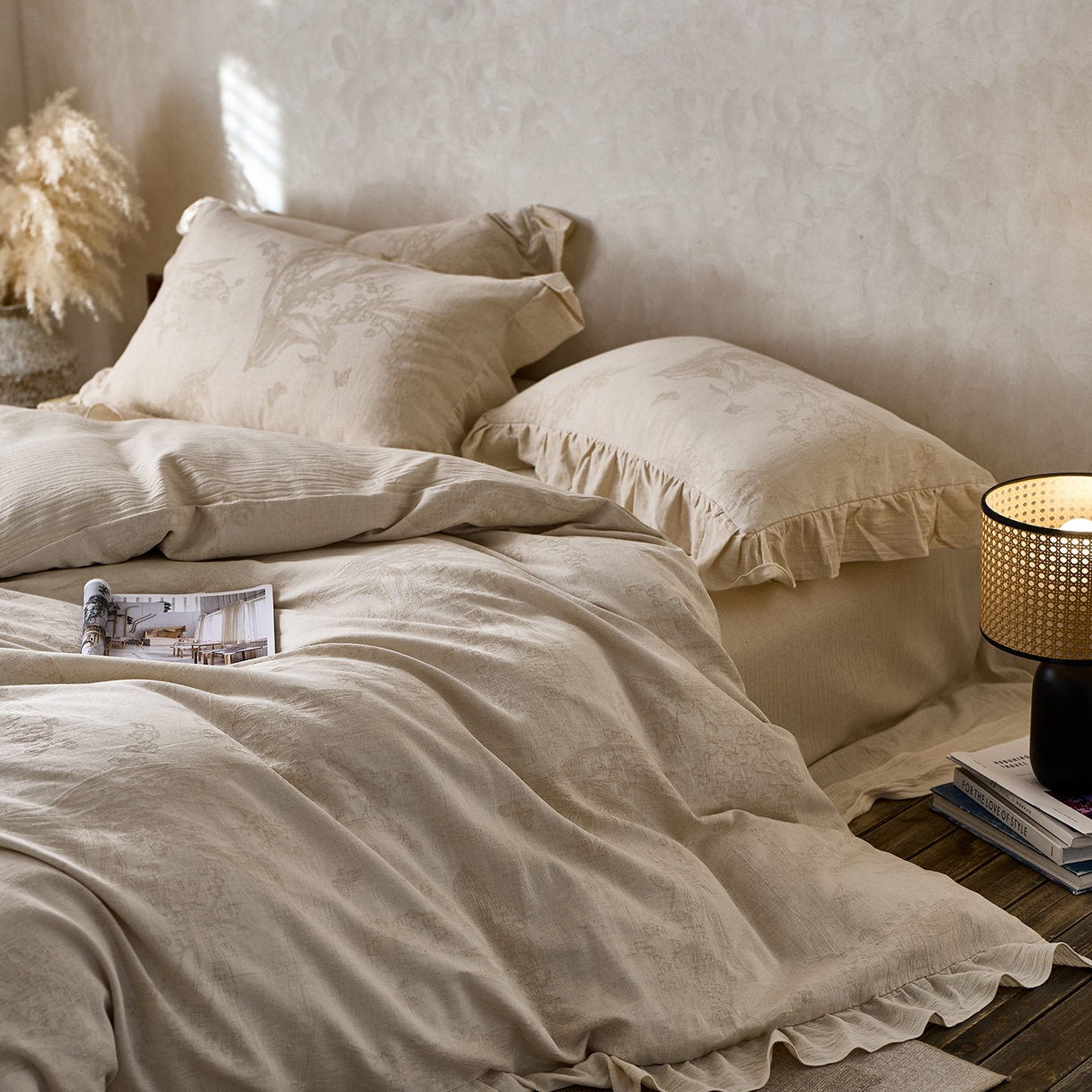 91家纺网 家纺一手货源 找家纺 梵克保罗 2025秋冬新品全棉亚麻提花法式花边款棉麻四件套 蓝风铃