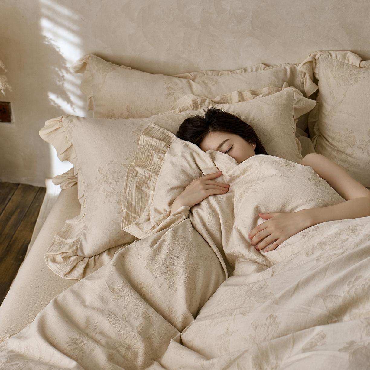 91家纺网 家纺一手货源 找家纺 梵克保罗 2025秋冬新品全棉亚麻提花法式花边款棉麻四件套 华尔兹