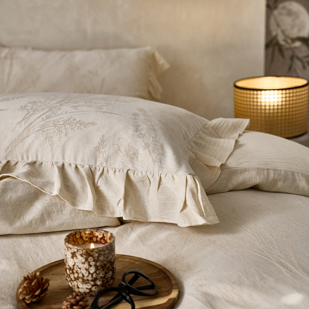 91家纺网 家纺一手货源 找家纺 梵克保罗 2025秋冬新品全棉亚麻提花法式花边款棉麻四件套 芳枝入梦