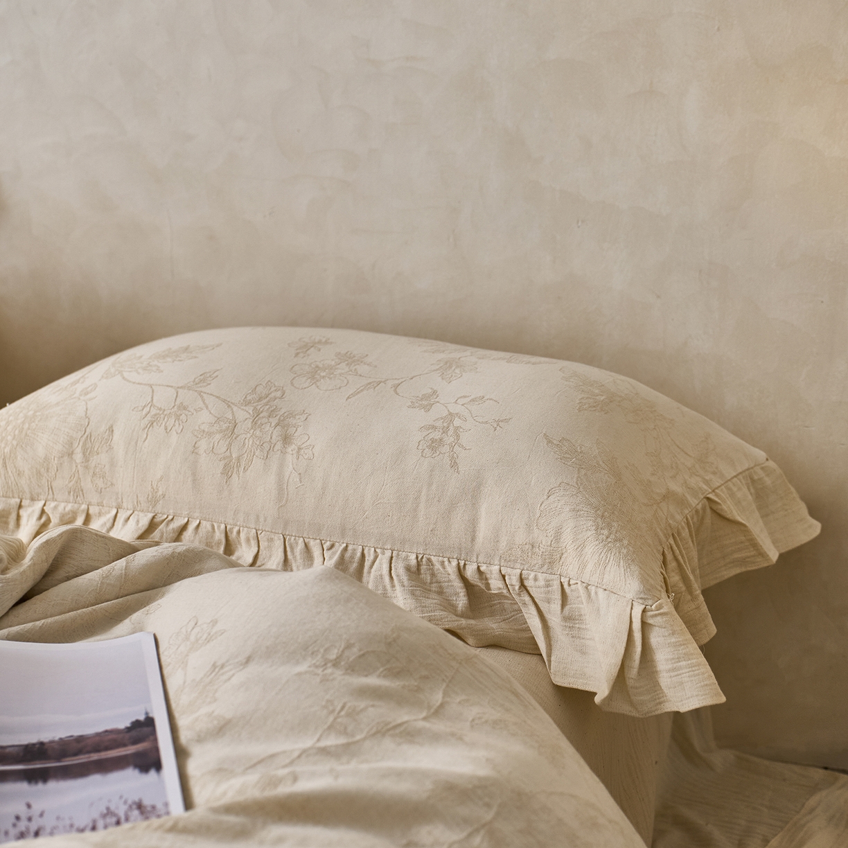 91家纺网 家纺一手货源 找家纺 梵克保罗 2025秋冬新品全棉亚麻提花法式花边款棉麻四件套 泽颢