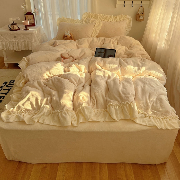 91家纺网 家纺一手货源 找家纺 六巷胡同 2025新款韩版花蝶仙踪A类全消光牛奶绒花边四件套 花蝶仙踪-象牙白