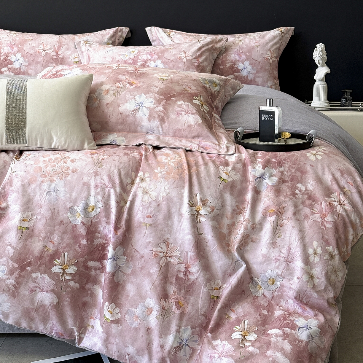 91家纺网 家纺一手货源 找家纺 梵克保罗 2025秋冬新款数码印花全棉磨毛单被套三件套四件套系列 莉丽丝-粉