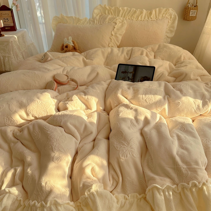 91家纺网 家纺一手货源 找家纺 六巷胡同 2025新款韩版花蝶仙踪A类全消光牛奶绒花边四件套 花蝶仙踪-象牙白