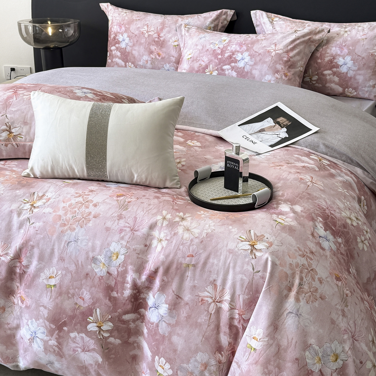 91家纺网 家纺一手货源 找家纺 梵克保罗 2025秋冬新款数码印花全棉磨毛单被套三件套四件套系列 莉丽丝-粉