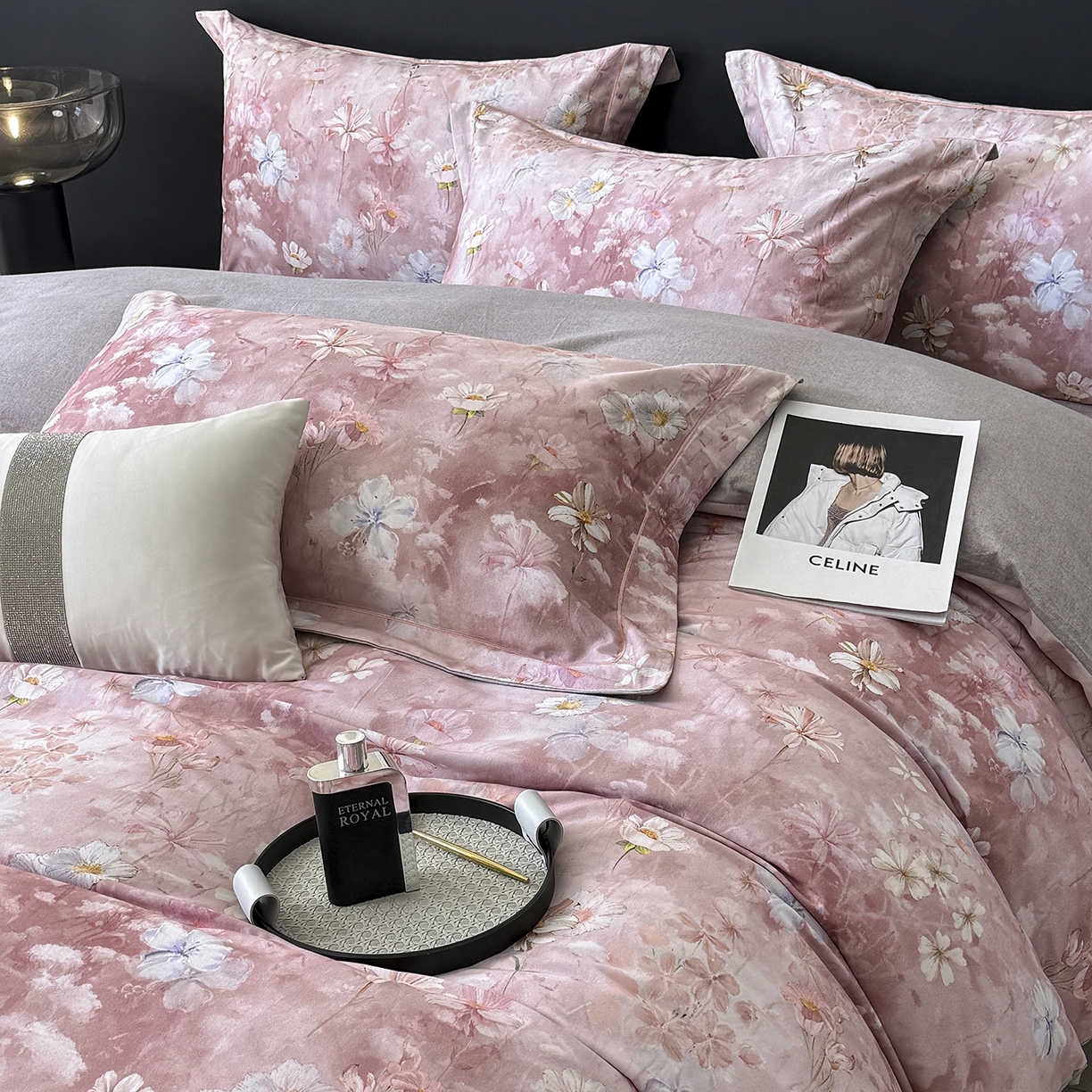 91家纺网 家纺一手货源 找家纺 梵克保罗 2025秋冬新款数码印花全棉磨毛单被套三件套四件套系列 莉丽丝-粉