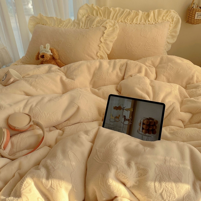 91家纺网 家纺一手货源 找家纺 六巷胡同 2025新款韩版花蝶仙踪A类全消光牛奶绒花边四件套 花蝶仙踪-象牙白