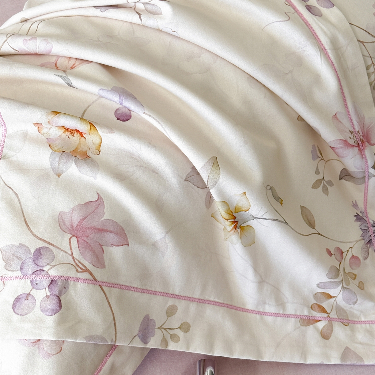 91家纺网 家纺一手货源 找家纺 梵克保罗 2025秋冬新款数码印花全棉磨毛单被套三件套四件套系列 美兮浅香-粉