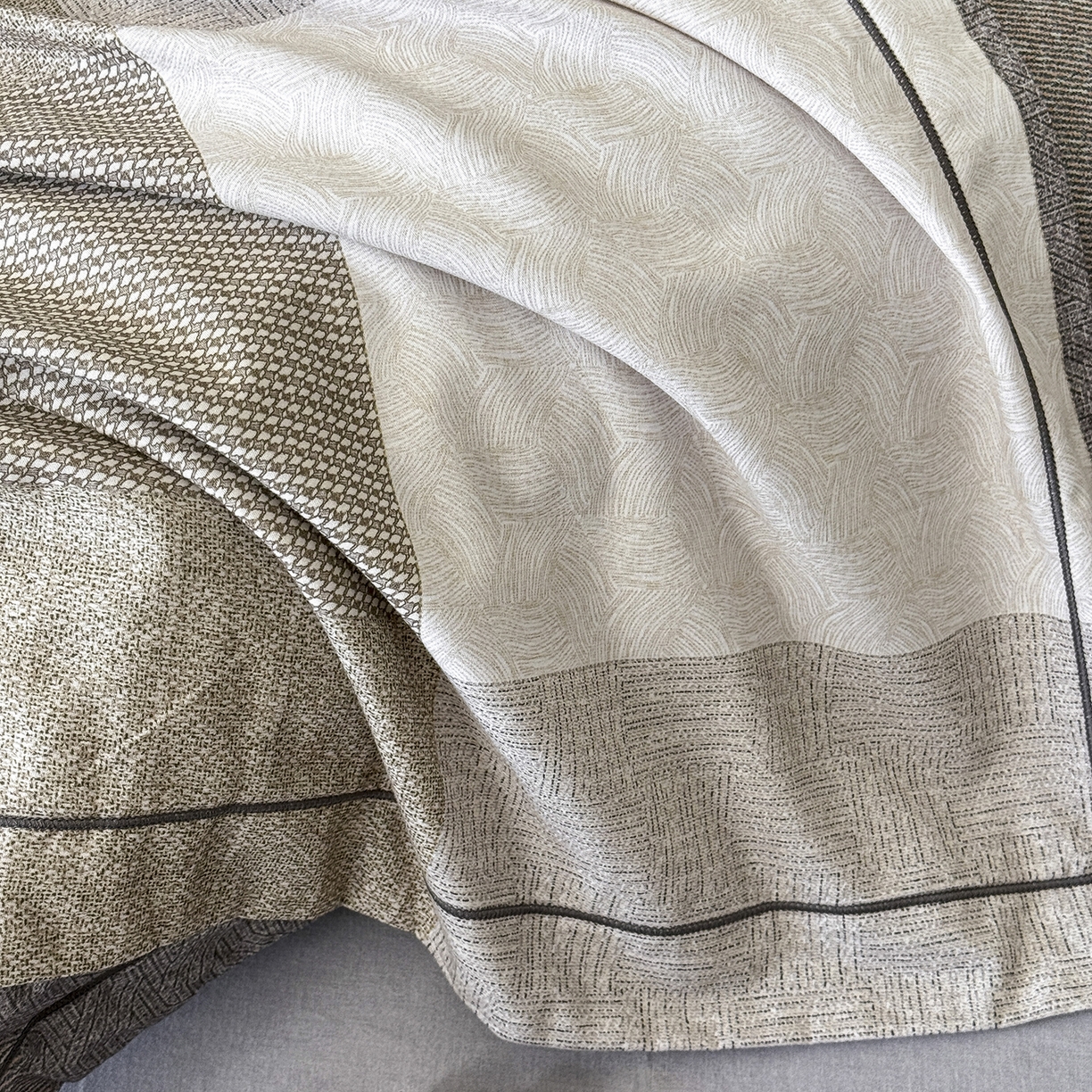 91家纺网 家纺一手货源 找家纺 梵克保罗 2025秋冬新款数码印花全棉磨毛单被套三件套四件套系列 杰弗里-黄灰